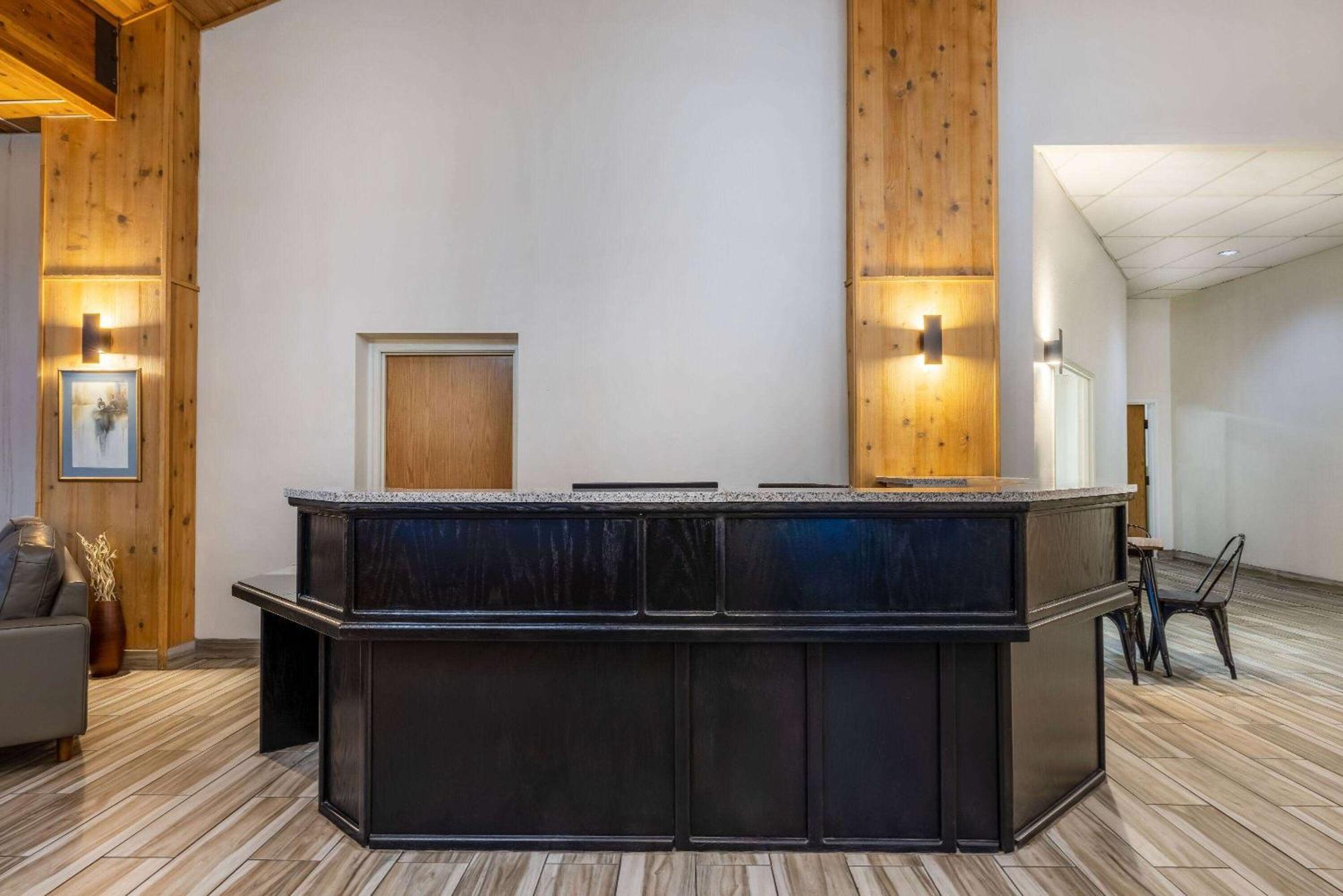 Wingate By Wyndham Butte City Center Bagian luar foto